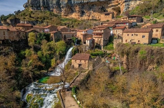El pueblo español “partido en dos” perfecto para una escapada rural