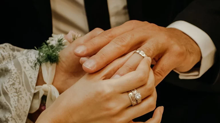 ¿En la derecha o en la izquierda? Dónde llevar el anillo de bodas y por qué