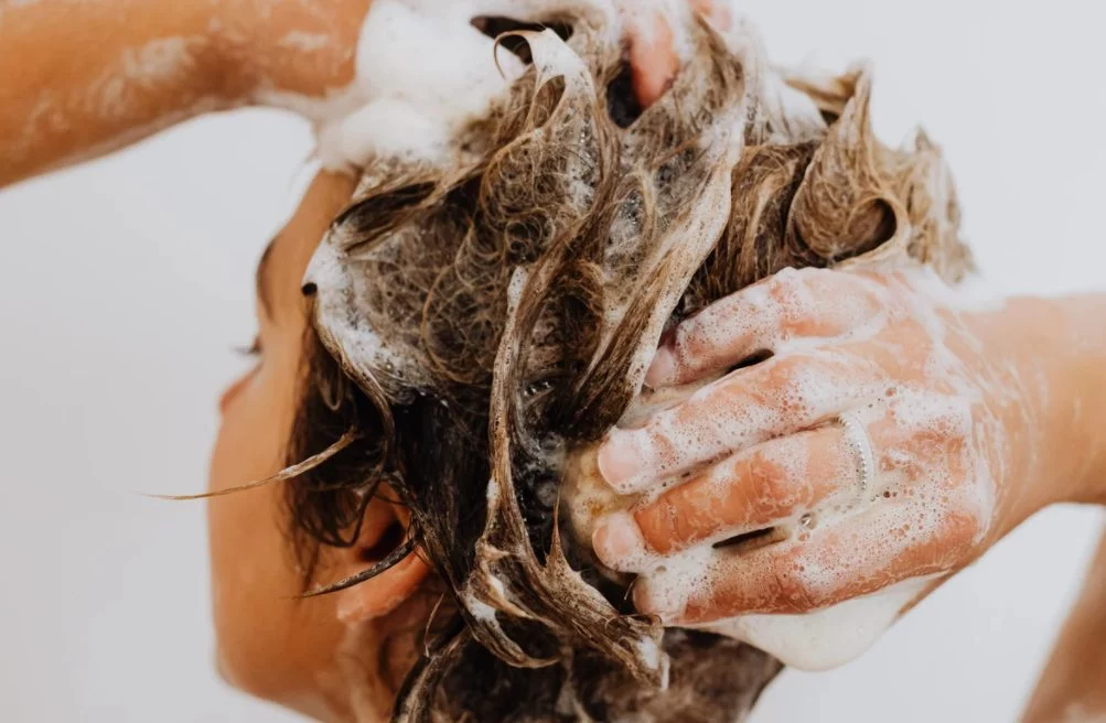 Poner sal en el champú: una curiosa práctica que se hace viral y que te sorprenderá