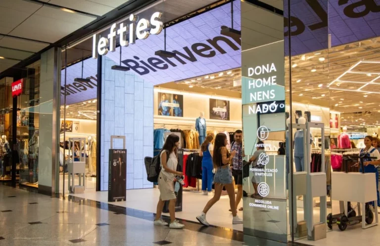 Encontramos en Lefties los 3 vestidos más bonitos para ir por el paseo marítimo en verano