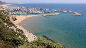 Esta paradisíaca playa secreta del Mediterráneo no tiene gente, pero sí hasta chiringuito