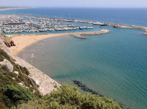 Esta paradisíaca playa secreta del Mediterráneo no tiene gente, pero sí hasta chiringuito Esta paradisíaca playa secreta del Mediterráneo no tiene gente, pero sí hasta chiringuito
