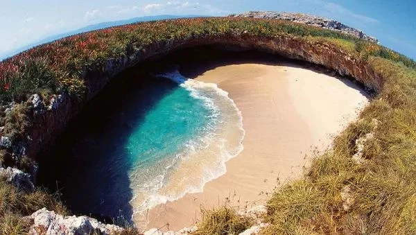 De una playa de arena negra a otra de basura: las playas más raras del mundo