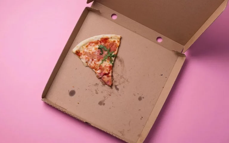 Adiós a los productos químicos en las cajas de pizza: La UE da un paso decisivo por tu bienestar y el del planeta