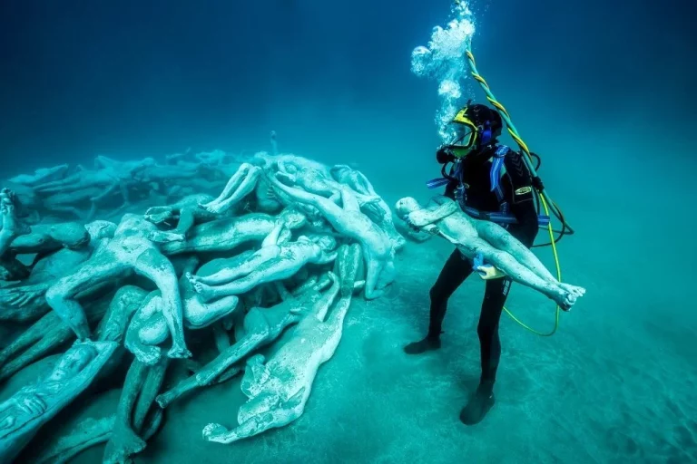 Europa alberga los 3 museos submarinos más impresionantes para los amantes del arte y aventura