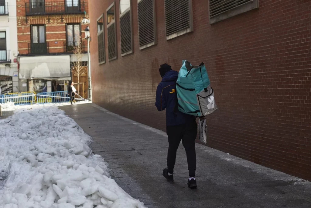 EuropaPress 3518797 empleado deliveroo camina mochila reparto via capital nevada restablecer