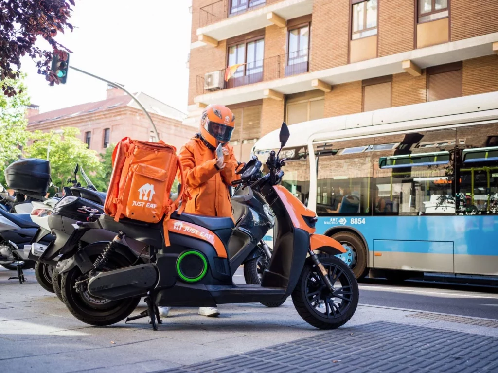 Glovo se corona como la peor plataforma para trabajar: ni contratos ni transparencia 1 EuropaPress 5543524 repartidor just eat 1