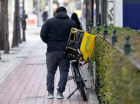 Los riders de Glovo y Uber Eats que alquilan sus cuentas se arriesgan a que no les paguen a tiempo