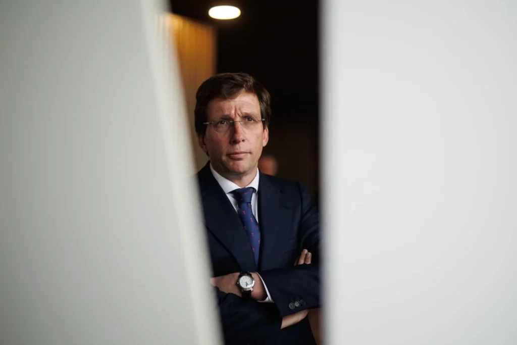 EuropaPress 5688907 alcalde madrid jose luis martinez almeida visita viviendas rosilla 15 enero