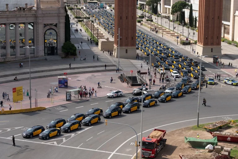Los taxis de Barcelona piden se aumenten los precios y velocidad en las ITV