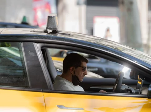 Los taxistas de Barcelona señalan a los seguros por sus precios insostenibles