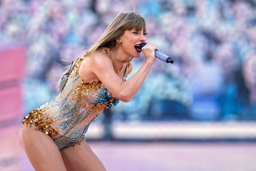 A pesar de sus estrategias, Taylor Swift está por ceder su primer puesto en ventas a una de sus herederas al trono del pop