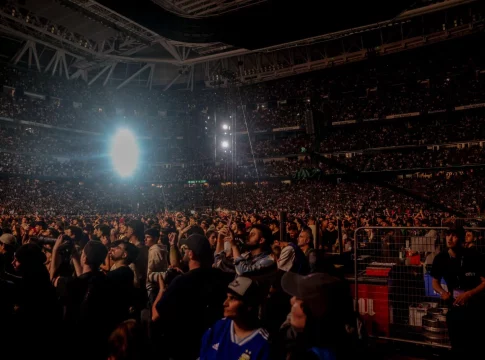 EuropaPress_6018683_miles_espectadores_actuacion_cantante_argentino_duki_estadio_santiago Sin solución a los problemas del ruido en el Bernabéu, Mad Cool e Ifema