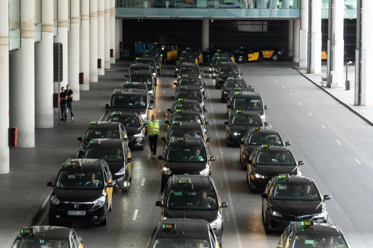 Los taxis de Barcelona protestan contra AENA en el Prat
