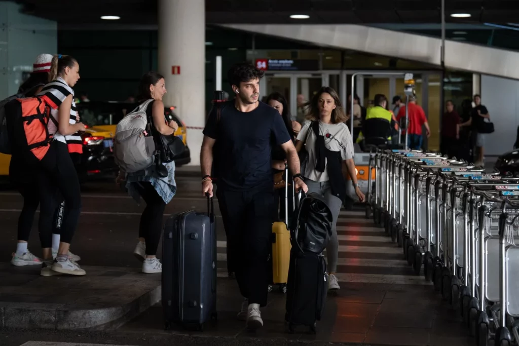 EuropaPress 6059654 varias personas aeropuerto prat barcelona 28 junio 2024 barcelona catalunya