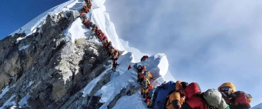 Multitud en el Everest: el video viral que revela la masificación de alpinistas 1 El Monte Everest y los alpinistas quedaron bajo la lupa