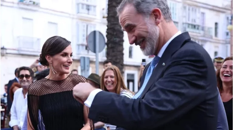 Felipe VI bailando salsa con una periodista y otras intimidades sobre el rey y Letizia