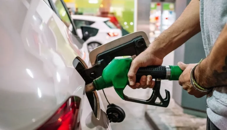 Gasolina y diésel a la baja, una buena noticia para los viajeros de verano