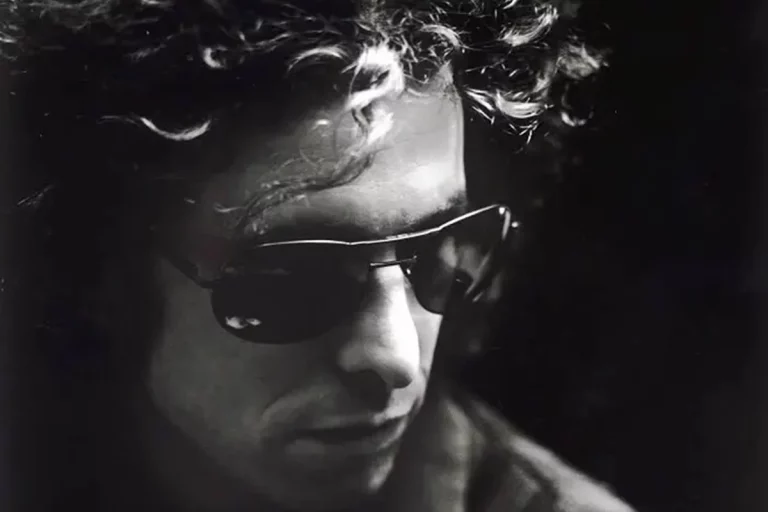 'Honestidad Brutal' de Andrés Calamaro cumple 25 años, el mejor disco de rock en español