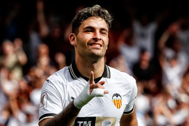 Hugo Duro tendrá competencia incómoda en la delantera del Valencia CF