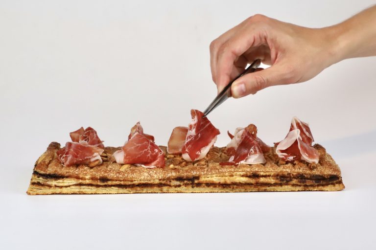 Reinventan la Coca de Sant Joan: Ramos Boqueria y L'Atelier Barcelona, se unen para crear algo único