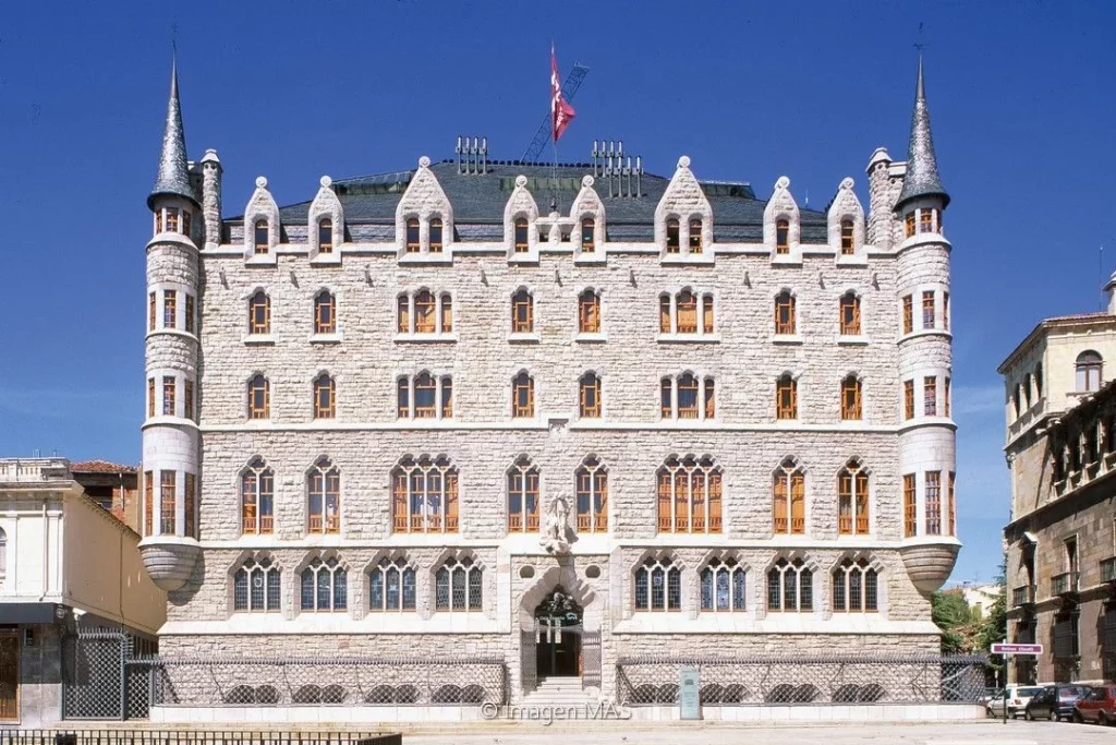 Descubre la obra desconocida de Gaudí en Castilla y León 51 La Casa Botines: Una fusión de comercio y arte