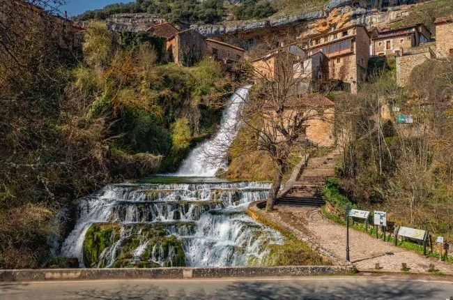 La cascada que divide el pueblo