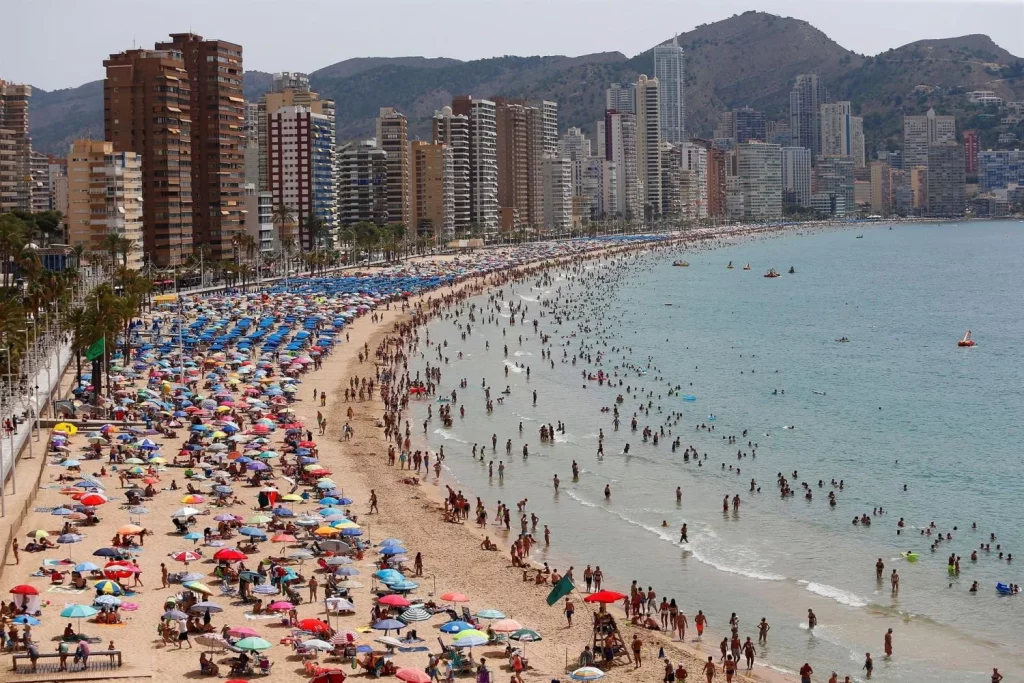 La competencia entre turistas nacionales e internacionales eleva los costos vacacionales