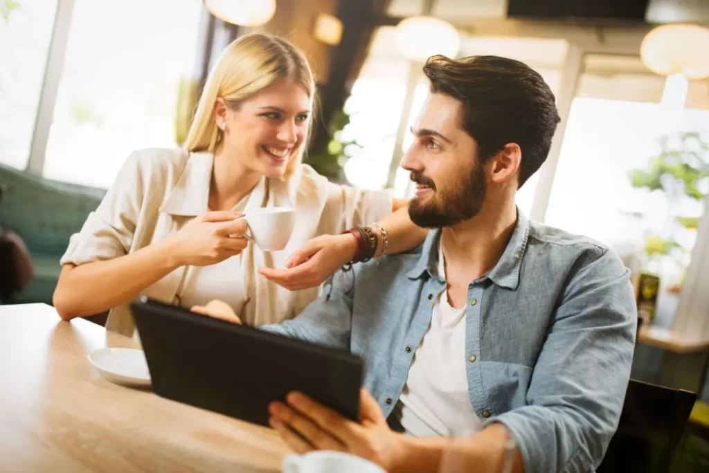 Los 5 gestos inconscientes que una persona hace cuando le gustas 69 La inclinación del cuerpo hacia ti