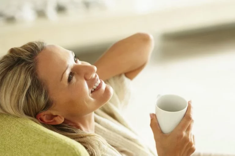 La respuesta científica a por qué las personas solteras son más felices