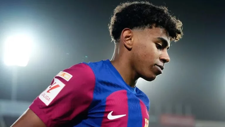 Lamine Yamal empuja a Nico Williams al FC Barcelona