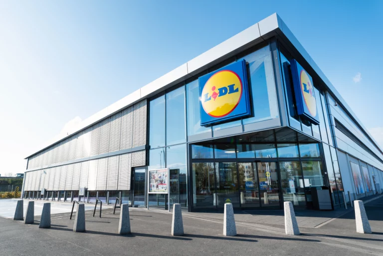 Lidl sorprende a las tiendas de ropa con un pantalón de 5 euros que parece de Desigual