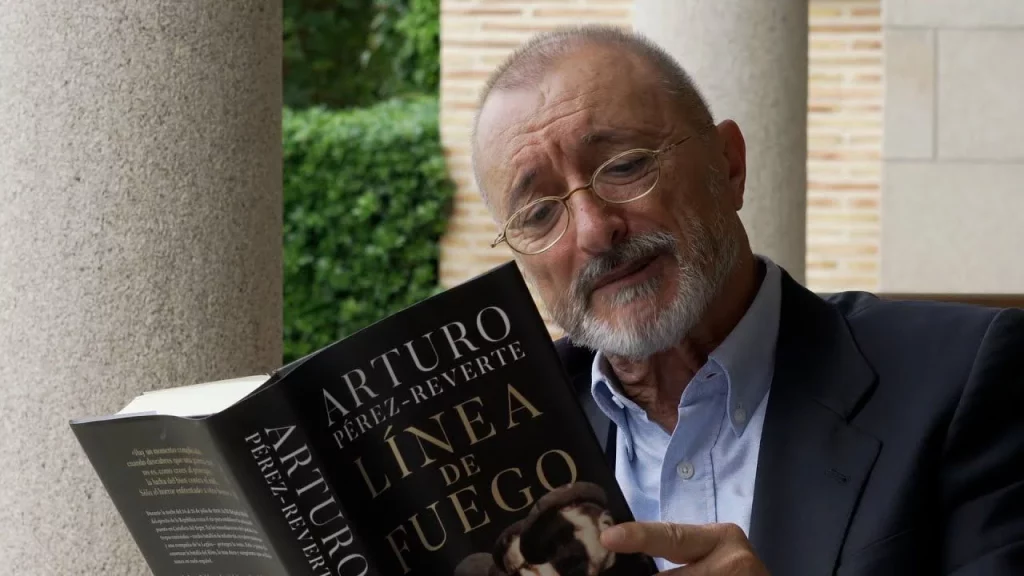 Los 5 libros de Arturo Pérez-Reverte ideales para disfrutar bajo el sol de verano 7 Línea de fuego: La crudeza de la Guerra Civil Española