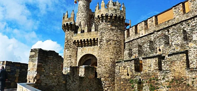 Los 3 castillos que te harán viajar en el tiempo están en Castilla y León