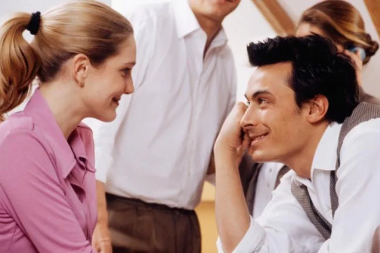Los 5 gestos inconscientes que una persona hace cuando le gustas