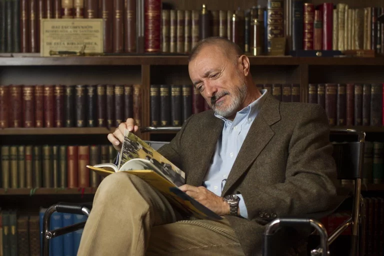 El emblemático café-bar de Sevilla en el que Arturo Pérez-Reverte desayuna siempre que va a la capital de Andalucía