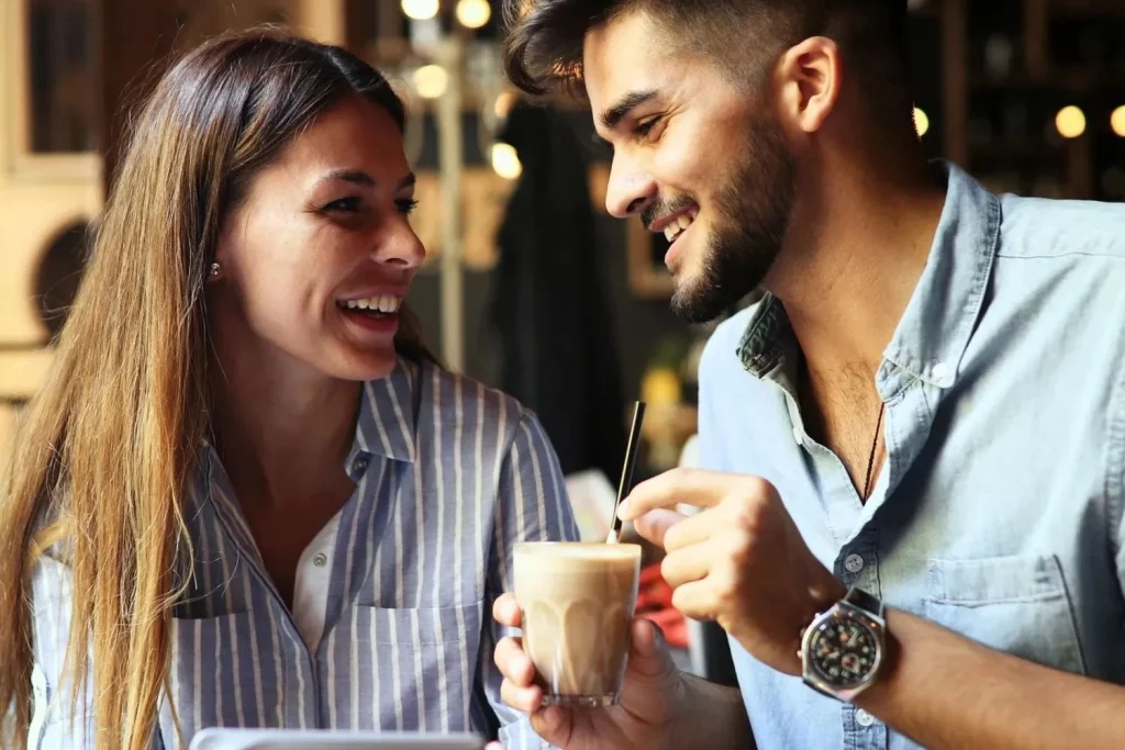 Los 5 gestos inconscientes que una persona hace cuando le gustas 71 Los gestos con los labios