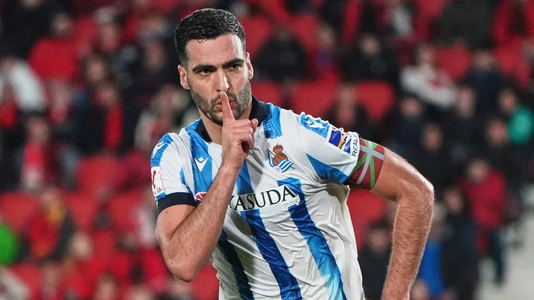 Los movimientos de la Real Sociedad hacen temer lo peor con Mikel Merino