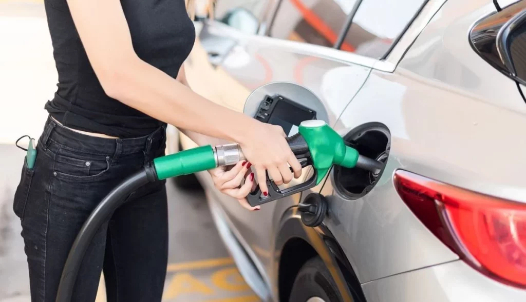 Los precios de los carburantes continúan su tendencia a la baja