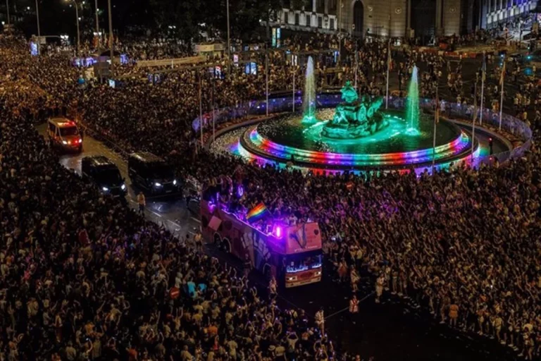 La Comunidad de Madrid retira su guía homófoba que vinculaba la bisexualidad con un trastorno