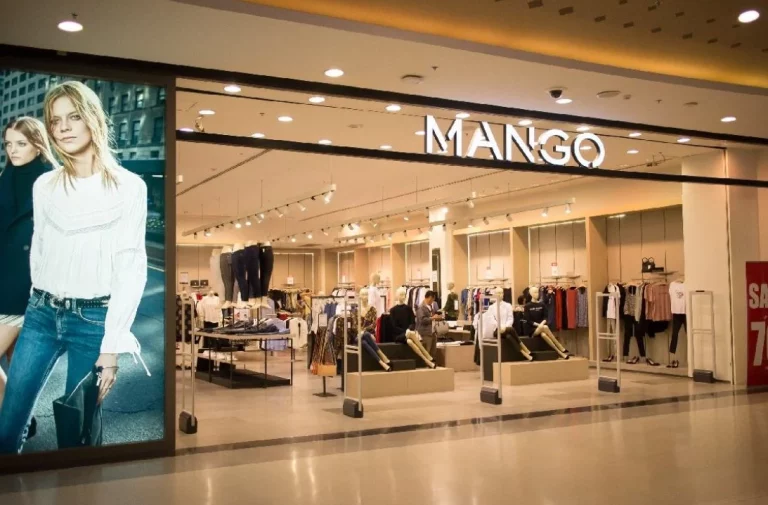 Pantalones, polos, faldas y camisas de Mango imprescindibles en tu armario por menos de 20 euros