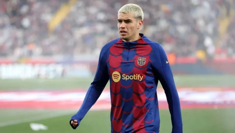 Marc Guiu negocia con el Sevilla FC a espaldas del Barcelona