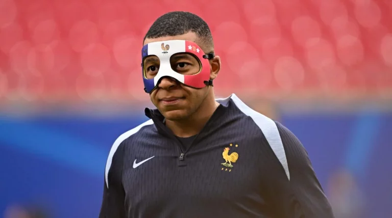 Mbappé se borra de Francia para salir de fiesta