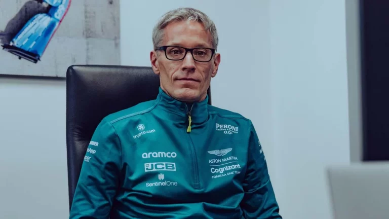 Mike Krack sale al paso de la rajada de Fernando Alonso contra el Aston Martin