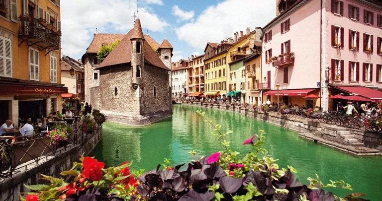 No es Venecia, pero parece sacada de un cuento de hadas y está cerca de España