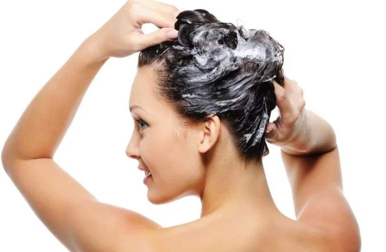 Poner sal en el champú: una curiosa práctica viral que te sorprenderá