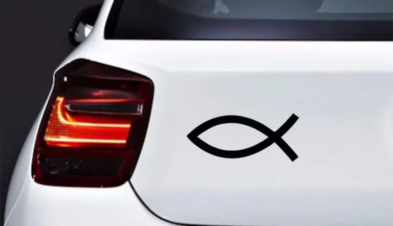 ¿Qué significa esta pegatina que llevan algunos coches?