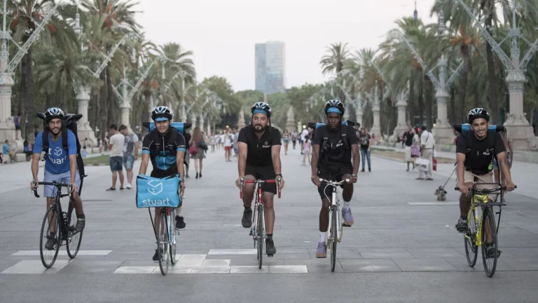 Los riders de Stuart culpan a Glovo y Uber Eats del cierre y exigen indemnizaciones dignas