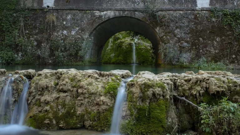 La ruta de senderismo de 12 km por una garganta de aguas turquesas con pasarelas colgadas
