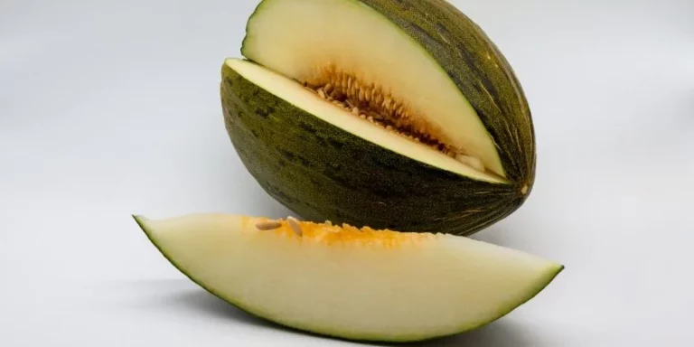 Seguro que no conoces estos beneficios del melón, la fruta de temporada ideal para el verano